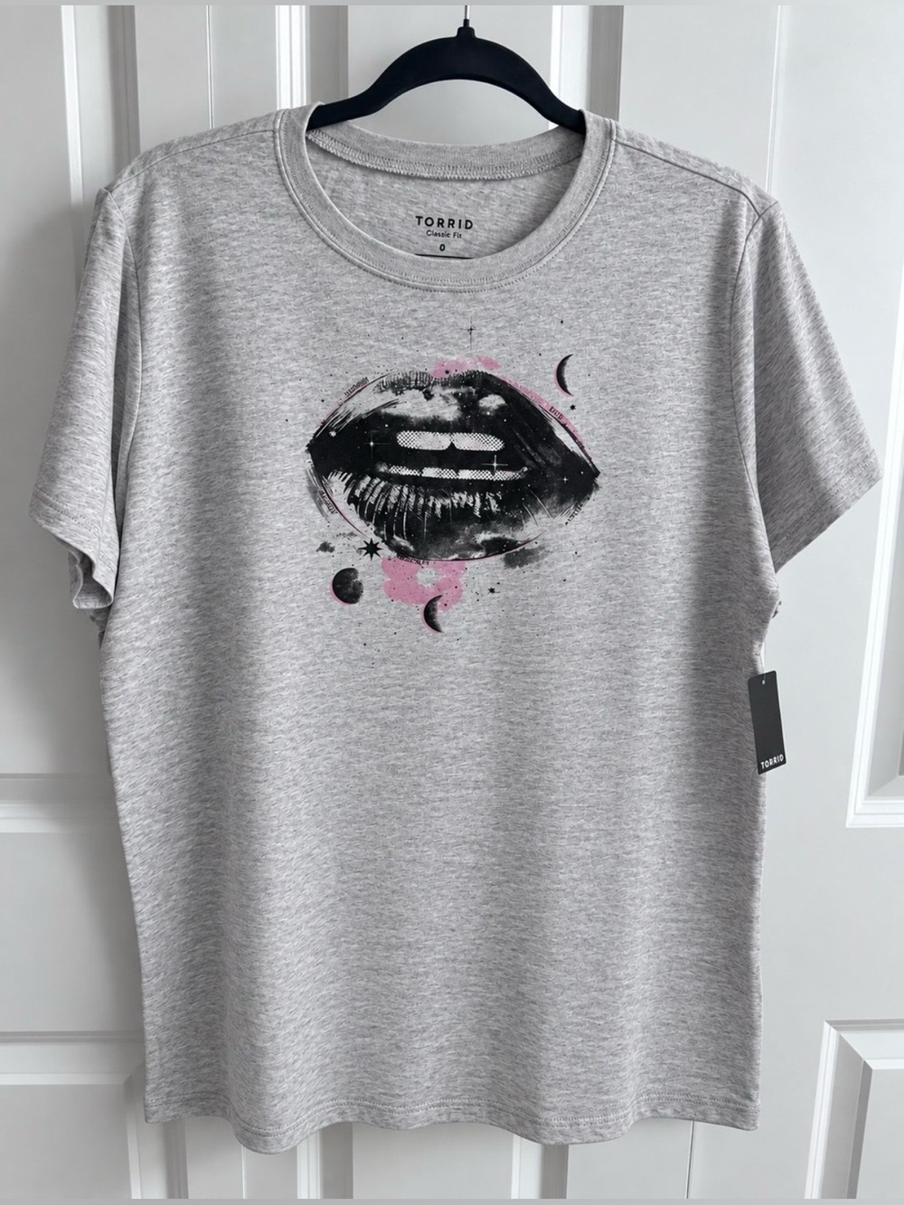 Torrid Light Gray Tee with Artistic Lip Design Women’s Size 0 L/12 NWT